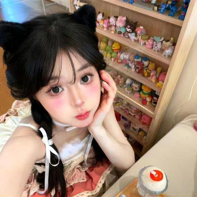 马戏院帐篷顶上的艺人